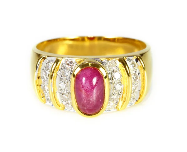 Arany gyűrű, ruby és gyémánt fehér háttér — Stock Fotó