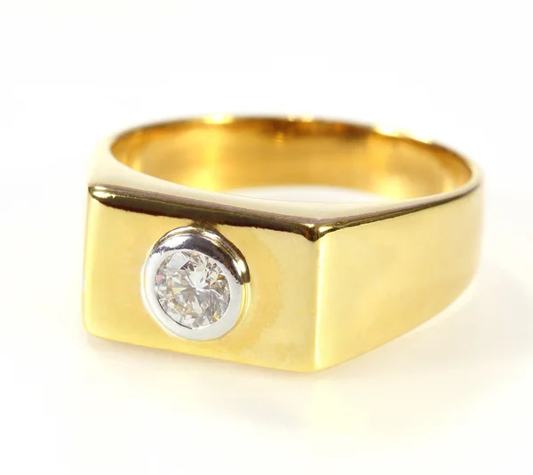 Anel de diamante de ouro isolado no fundo branco — Fotografia de Stock