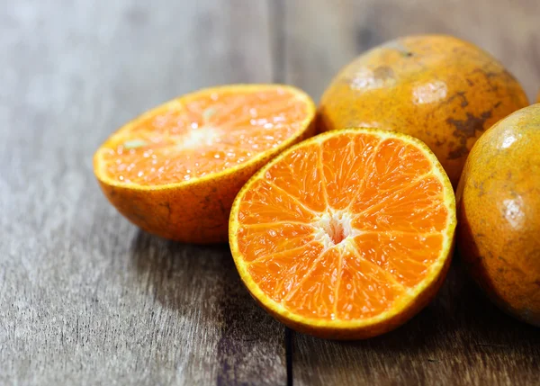 Oranges fraîches sur table en bois — Photo