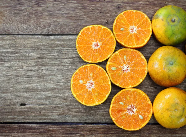 Oranges fraîches sur table en bois — Photo