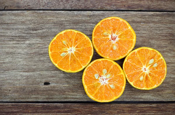 Naranjas frescas sobre mesa de madera — Foto de Stock