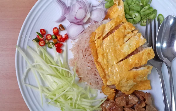 Thailändisches Essen würzig gebratener Reis mit Garnelen — Stockfoto