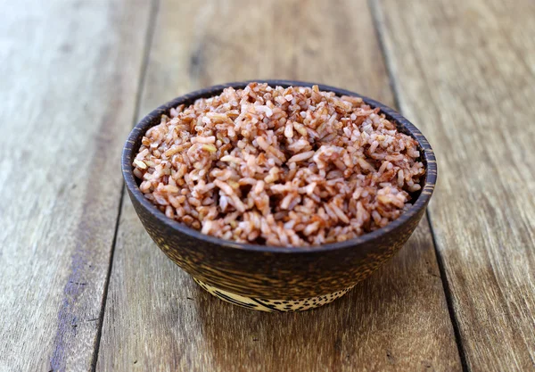 Skål med steam Red Cargo Rice på trä bakgrund. — Stockfoto