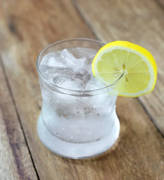 Limonata con limone fresco su sfondo di legno — Foto Stock