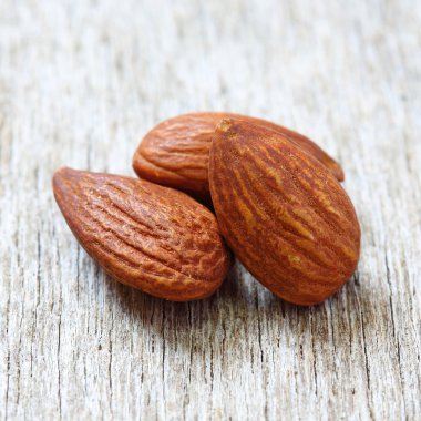 badem ahşap üzerine yakın çekim