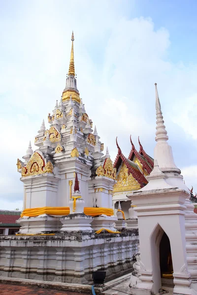 Biała pagoda chaiya świątyni, Suratthani, Tajlandia — Zdjęcie stockowe