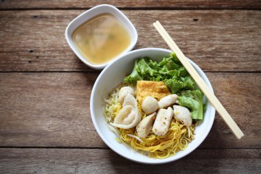 Ahşap masa üzerinde balık topları ile erişte çorbası