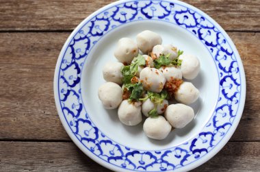 Balık eti top plaka üzerinde ahşap masa