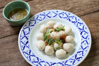 Balık eti top plaka üzerinde ahşap masa