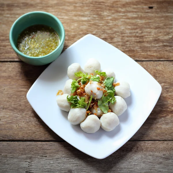 Fischfleischbällchen im Teller auf Holztisch — Stockfoto