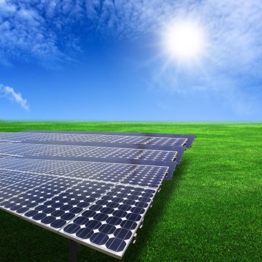 Mavi gökyüzü ile güneşten enerji güneş panelleri üretmek