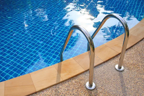 Zwembad met trap in het hotel — Stockfoto