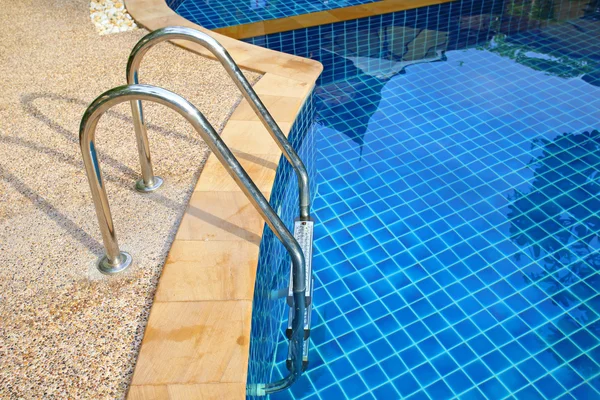 Pool med trappa på hotellet — Stockfoto