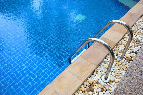 Pool med trappa på hotellet — Stockfoto