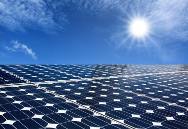 Mavi gökyüzü ile güneşten enerji güneş panelleri üretmek