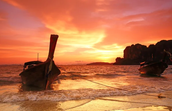 Longtail båt solnedgång på Pranang stranden Railay krabi Thailand — Stockfoto