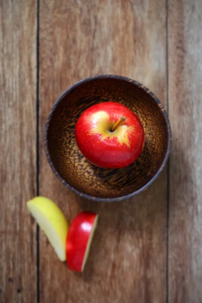 Top view apple in wood bowl on table — Stock Photo, Image