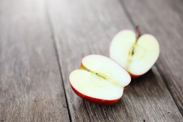Yarım elma ahşap masanın üstüne kesmek — Stok fotoğraf