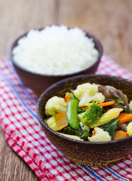Arroyo de arroz con verduras fritas mezcladas — Foto de Stock