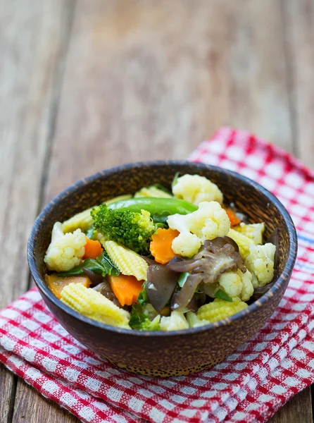 Mexer-frito legumes em xícara de madeira na mesa — Fotografia de Stock