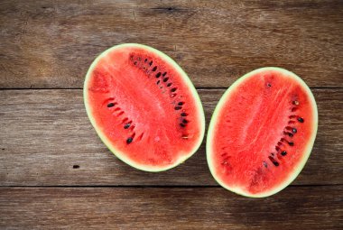 Taze su karpuz ahşap arka plan üzerinde 