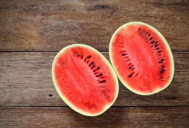 Taze su karpuz ahşap arka plan üzerinde 