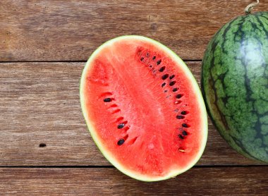 Taze su karpuz ahşap arka plan üzerinde 