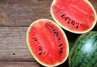 Taze su karpuz ahşap arka plan üzerinde 