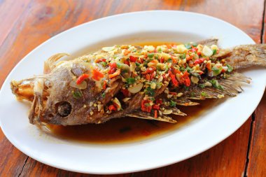 Derin kızarmış orfoz balığı soğuk soslu 