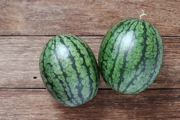 Watermeloen volledige zetten op houten vloer — Stockfoto