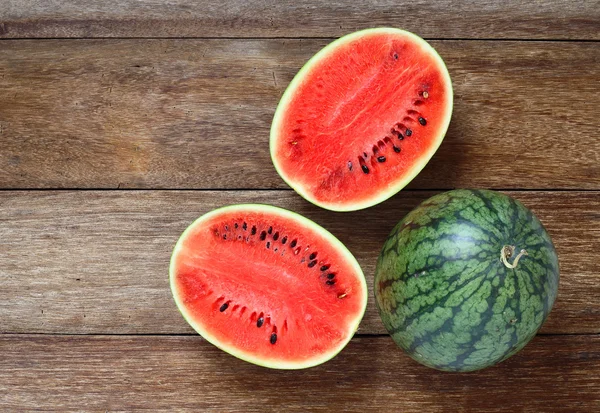 Melony świeże wody na tle drewna — Zdjęcie stockowe