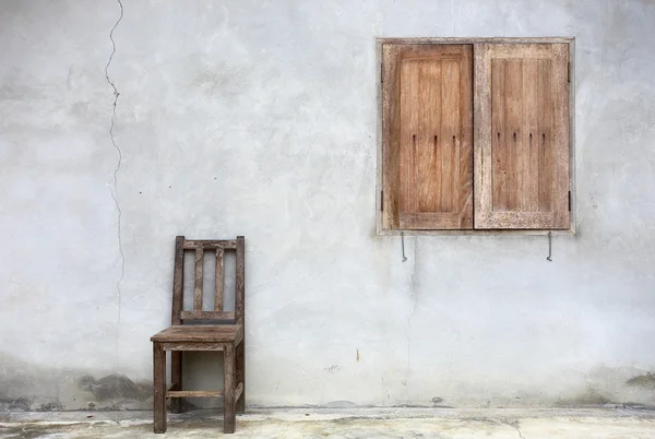 Vieille chaise contre vieux mur avec fond de fenêtre — Photo