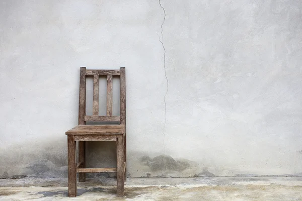 Vieille chaise sur fond ancien mur — Photo