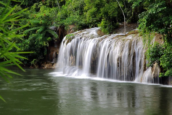 Rio Kwai noi e Cachoeira Saiyok Noi, província de Kanchanaburi , — Fotografia de Stock