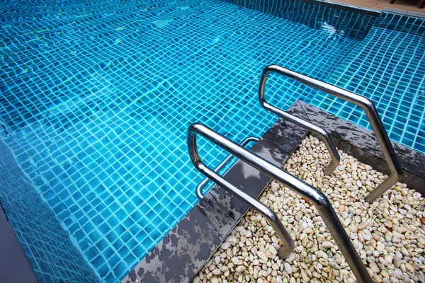 Pool med trappa på hotellet på nära håll — Stockfoto