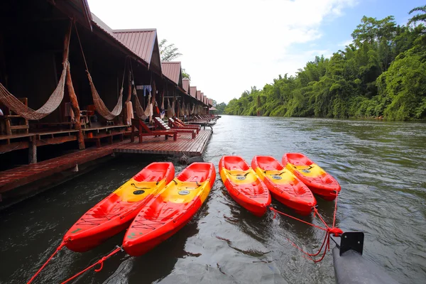 Casa di zattera sul fiume Kwai in Kanchanaburi, Thailandia . — Foto Stock