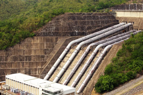 La central eléctrica de la presa de Srinakarin en Tailandia — Foto de Stock