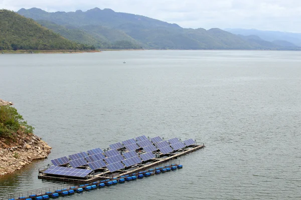 Paneles solares en el agua en la presa srinakarin — Foto de Stock