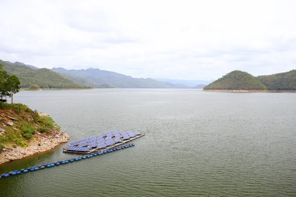 シーナカリン ・ ダムの水に太陽電池パネル — ストック写真