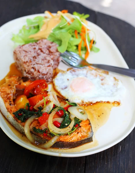 Zalm gebakken met basilicum bruine rijst ei en salade schoon voedsel menu — Stockfoto