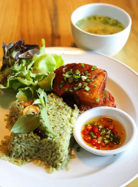 Hergs と米野菜きれいな料理と魚のフライ — ストック写真