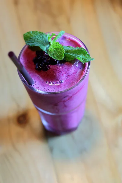 Blueberry smoothie a fa asztal — Stock Fotó