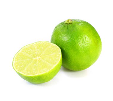 beyaz arkaplanda limon dilimleri