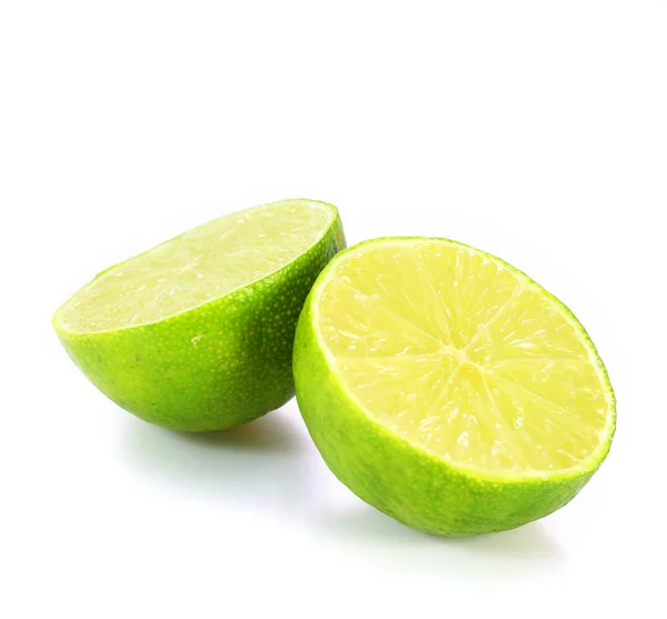 Beyaz arkaplanda limon dilimleri — Stok fotoğraf