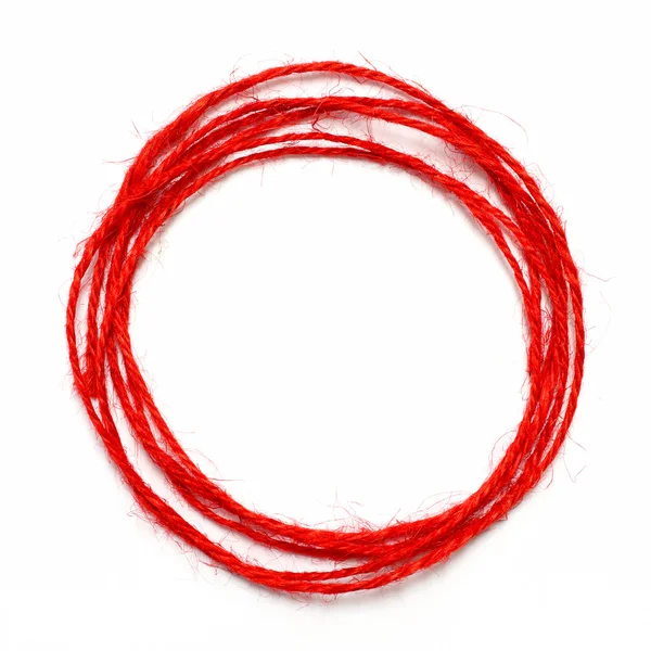 Círculo de hilo rojo sobre fondo blanco — Foto de Stock