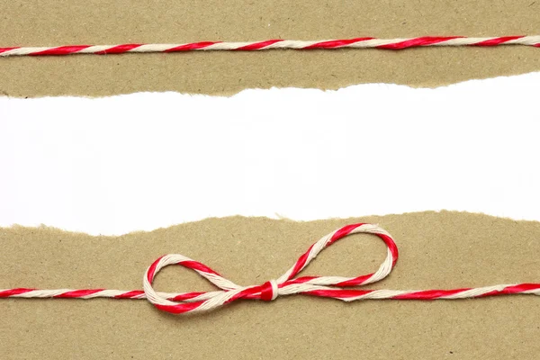 String vermelho e branco sobre papel de embrulho marrom com bac espaço de cópia — Fotografia de Stock