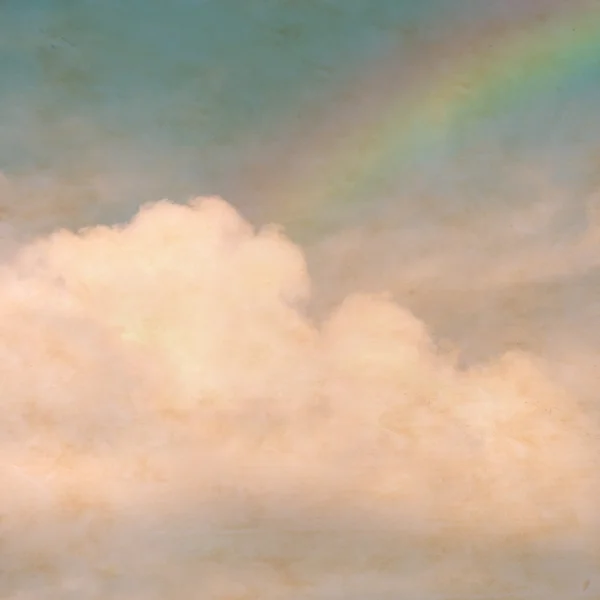 Regnbueskyer på en teksturert, gammel papirbakgrunn med – stockfoto