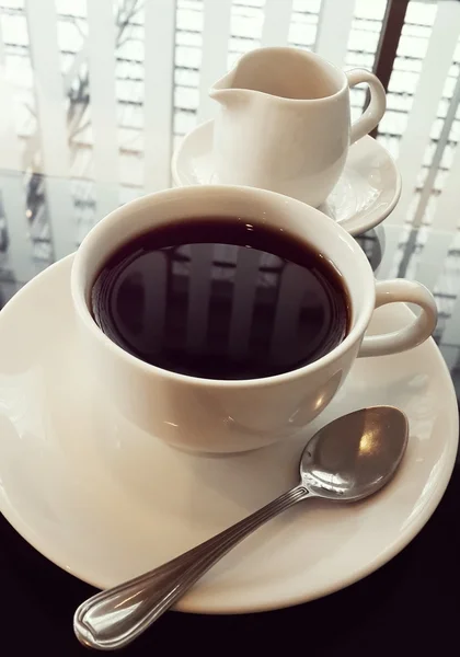 Koffiekopje in Cafe - vintage filter stijl — Stockfoto