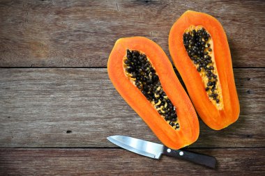 Taze papaya ahşap üzerine bıçakla dilimlenmiş