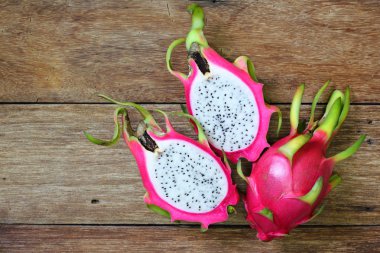 pembe pitaya sulu: ahşap masa portre